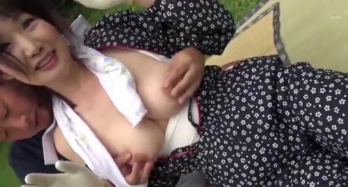 農作業に従事してるおばちゃんの服の下にはとんでもないおっぱい隠れてた！青空の下でセックスしちゃいましょうね！！