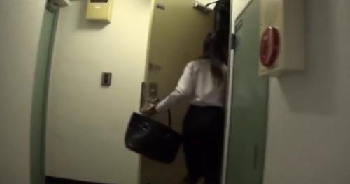 【大槻ひびき】玄関を開ける一瞬。美人OLはその一瞬の隙を狙われて凌辱されてしまったのだ