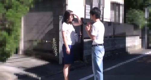 住宅街でナンパしそのまま車内でおちんちん咥えちゃう欲求がたまりまくってる昼の熟女妻