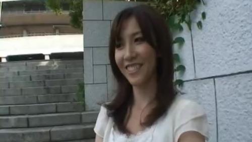 極上清楚奥様が大胆に着衣を脱ぎ捨てるとき形のいい美乳と意外と剛毛なアソコが現れた
