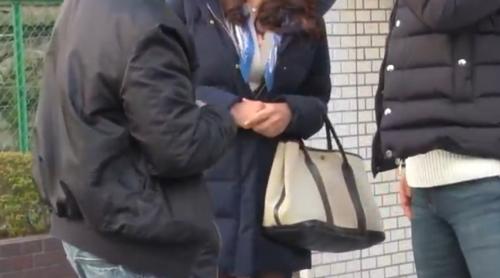 美魔女がナンパされ身体を許したら男優のはんぱないテクニックでびしょびしょ潮吹き逝きまくり浮気セックスに溺れちゃった