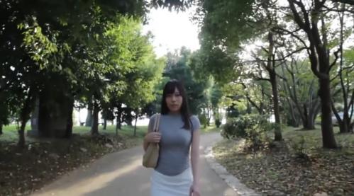 カッコつけて歩いてる巨乳パーフェクトボディのいい女ですがこれからおちんぽでアヘアヘになっちゃう雑魚マンコですよ