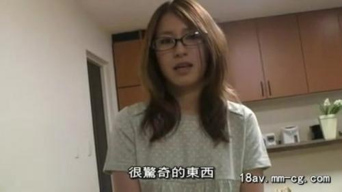男二人に激しくハメ倒されちゃうメガネ美人奥さん