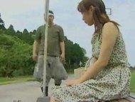 【ヘンリー塚本】田舎の農道誰の目もない場所に美少女が佇んでいたら･･･？こんなことは昔からよくあったのだ