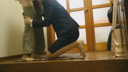 10分しかない休憩時間で玄関先で咥える時短性欲処理に使われるOL