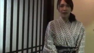 夜這いされて声の出せない状況で浴衣姿のまま乱れまくる淫乱美熟女