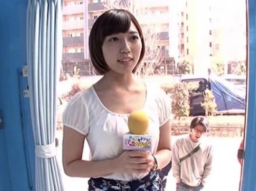 【MM号】女子アナ志望の女の子が彼氏を外で待たせて、腰振りまくって実況しながらハメられてます