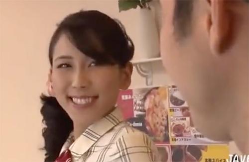 【木村はな】パート先の店長と閉店後に店内でハメちゃう不倫する美人妻