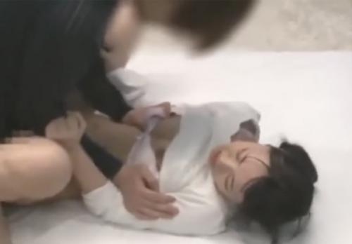 【女子大生】大学生がゲームに挑戦して我慢できず挿入して楽しくハメてたら中出しされて焦る女の子
