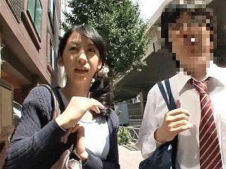 【母子相姦】母と息子を2人きりにしてAV鑑賞してもらうと母親が発情したみたいで暴走しちゃう