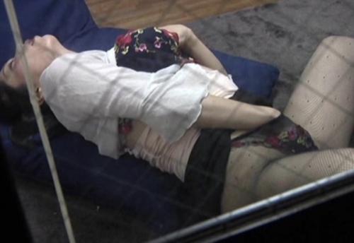 【盗撮】四十路奥さんが自宅でオナニーして男を連れ込んでハメてるとこを窓の外から盗撮