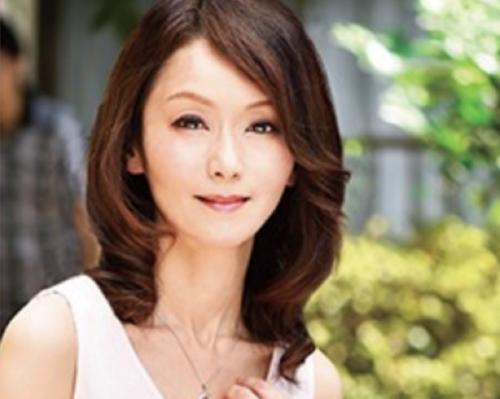 【母子相姦】旦那が寝てる横で息子と拒否しながらも受け入れるが自ら欲しくなってる淫乱母
