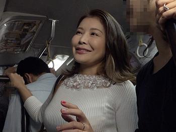 【熟女痴漢】熟女なのに痴漢され戸惑いながらも感じてしまい挿入され悶絶する