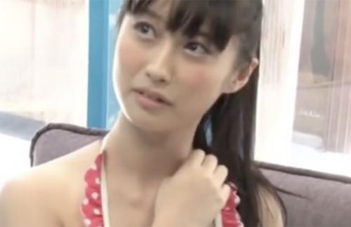 【MM号】ビーチで童貞君の悩みを聞くお姉さんが優しく筆下ろしするが暴発して中出ししてしまうw