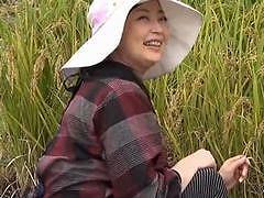 【田舎ナンパ】農作業してるぽっちゃり熟女をナンパしたら欲求不満で乱れまくる