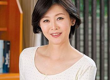 【逆レイプ】ソファで勃起してる息子のチンポを思わずしゃぶってしまうお母さん