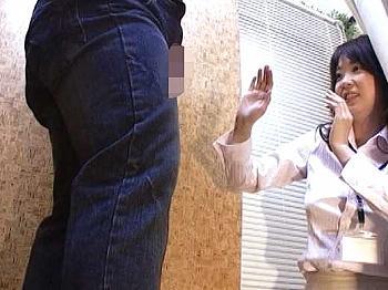 【試着室】試着室で2人きりになり熟女販売員にチンポ見せたら発情してこっそりフェラ抜きしてくれた