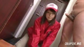 【宅配】ピザ宅配の女の子に勃起見せつけ発情させて玄関でハメちゃうキモ男
