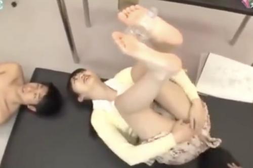 【企画】足でどこまでできるか挑戦！賞金のためパンチラも我慢するミニスカ女子