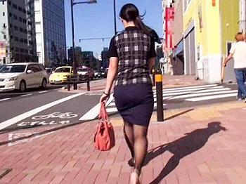 【美尻ナンパ】タイトスカートのプリプリのお尻を謝礼渡して触らせてもらいハメる