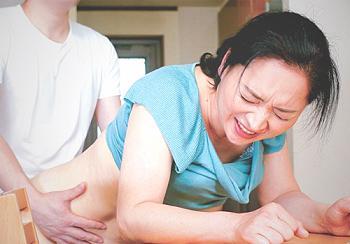 【母子相姦】「こんなに硬くして…」エロい巨乳の母親に我慢できず襲いかかりやり放題の息子