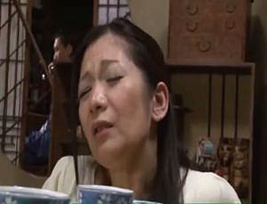 【母子相姦】こたつの中で息子にイタズラされ我慢できず喘ぎまくる美人母親