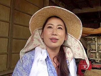 【熟女ナンパ】田舎で農作業してるキレイな熟女をナンパ。意外に結構な巨乳でいい女。