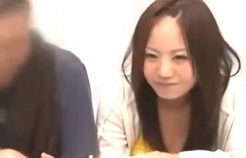 【マッサージ】可愛い彼女がマッサージで気持ちよくなり彼氏に内緒でハメちゃいます
