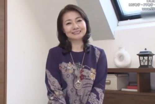 【六十路】六十路の綺麗な熟女が初AVで久々の絶頂で気持ち良すぎて中出し懇願する