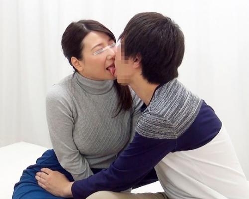 【人妻ナンパ】素人三十路おばさんがデカチン童貞君を筆おろし!絶倫主婦が素股から騎乗位で連続中出しセックスNTR不倫