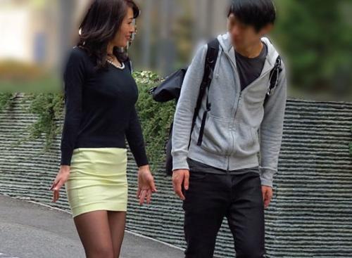 【逆ナンパ×おばさん】美脚パンストの淫乱四十路妻が素人M男チンポ食い!露出フェラから騎乗位挿入で中出し不倫セックス