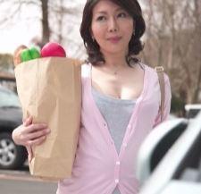 デカ尻な四十路の人妻が若いカチカチのチンポをぶち込まれ喜ぶ！巨乳おばさんの不倫セックス 小野さち子