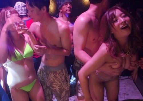 パリピな爆乳ビッチとやり放題！理性崩壊し水着でダンス踊り狂う巨乳☆黒ギャルと中出しキメセク！