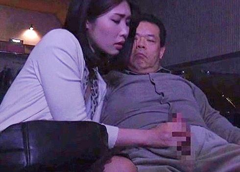「あ～んエッチなことされたいの❤」エロ映画館ちんぽを漁るドスケベ痴女！ポルノ映画を見ているおっさんを犯す巨乳人妻【ヘンリー塚本】