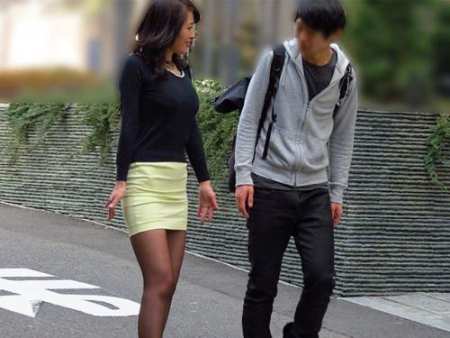 【美熟女逆ナンパ】欲求不満すぎて、巨乳美熟女が若い男を逆ナンパしてドエロいセックス！