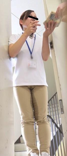 お客と対応中食い込みパンツから恥ずかしいシミが