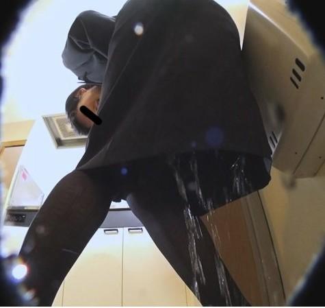 玄関のドアを開けて気が緩んだのか、大量におもらししてしまうOLさん