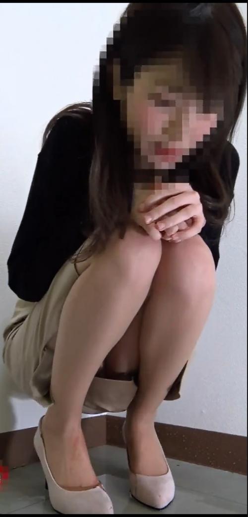 同僚に利尿剤を飲まされトイレに行かせてもらえずおもらししてしまい放心状態になるOLさん