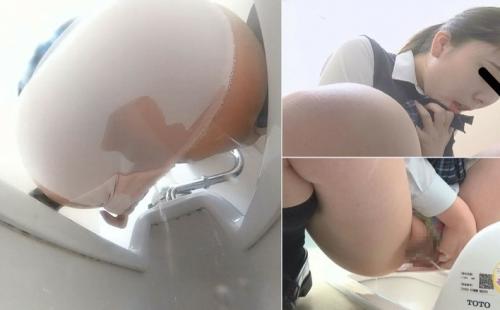 パンティをずらして放尿しても、つたったおしっこでお尻部分は濡れる