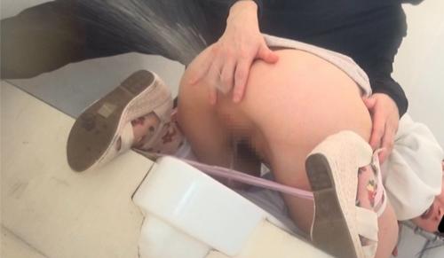 街中トイレで狙われる女性たち！アナル襲撃の衝撃と脱糞の悲劇