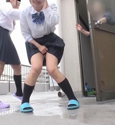 大量にお漏らしした後に、ドアが開いてももう遅い
