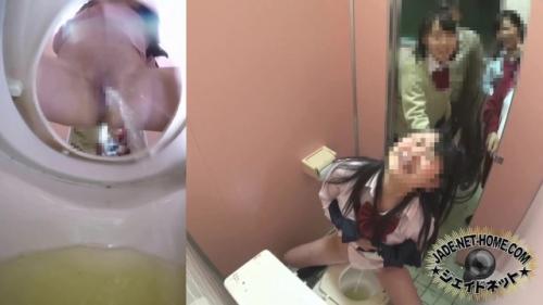 悪ふざけ集団放尿集
