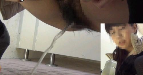 公衆トイレに駆け込む女たち