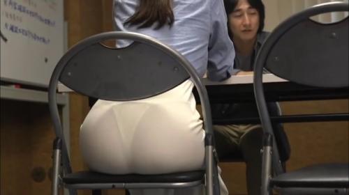 《篠田ゆう》会議中にもてあそばれる美女OLの透ける巨尻！マキシワンピがエロ衣装だと再確認させられた事案ですw