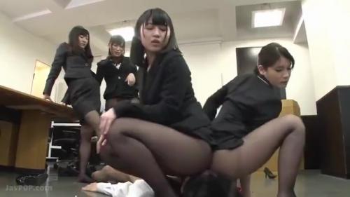 勤務中の黒ストッキング美脚をじろじろ見てくるセクハラ男に逆襲！蒸れた匂いでイジめまくる顔面騎乗と脚責め！