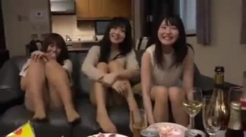 人妻たちと宅飲み！酔っぱらったら速攻でエチエチになる欲求不満な女達！男に襲い掛かるなんて当たり前！