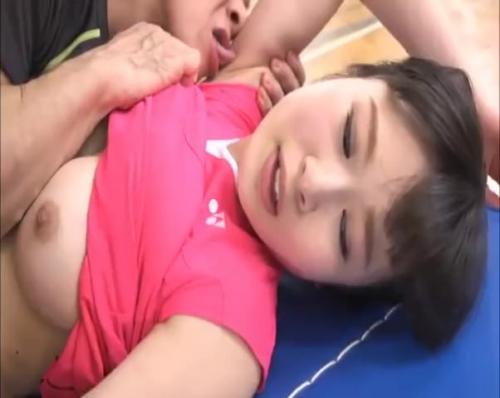 美乳筋肉質スレンダー美女！スポーツ経験豊富な彼女は敏感エロボディでコートでセックスしちゃう変態だった！？