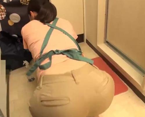 お尻がはみ出している出張家政婦さんを見ていたら理性が壊れた！モチモチのプリケツがエロすぎるから…