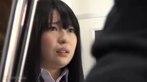 美少女が痴漢された瞬間の生々しい表情を激写！ぷりぷりのお尻を責められて屈辱と驚きの顔です！