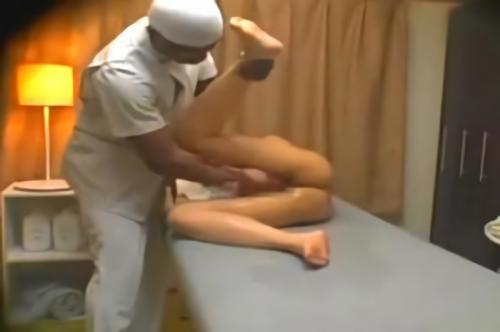 【エステ】「いやだ…離してよぉ…ひぐっ…」留学生の美女がバイトの面接で黒人に無理やり膣内を掻き回されて泣き叫びながら…